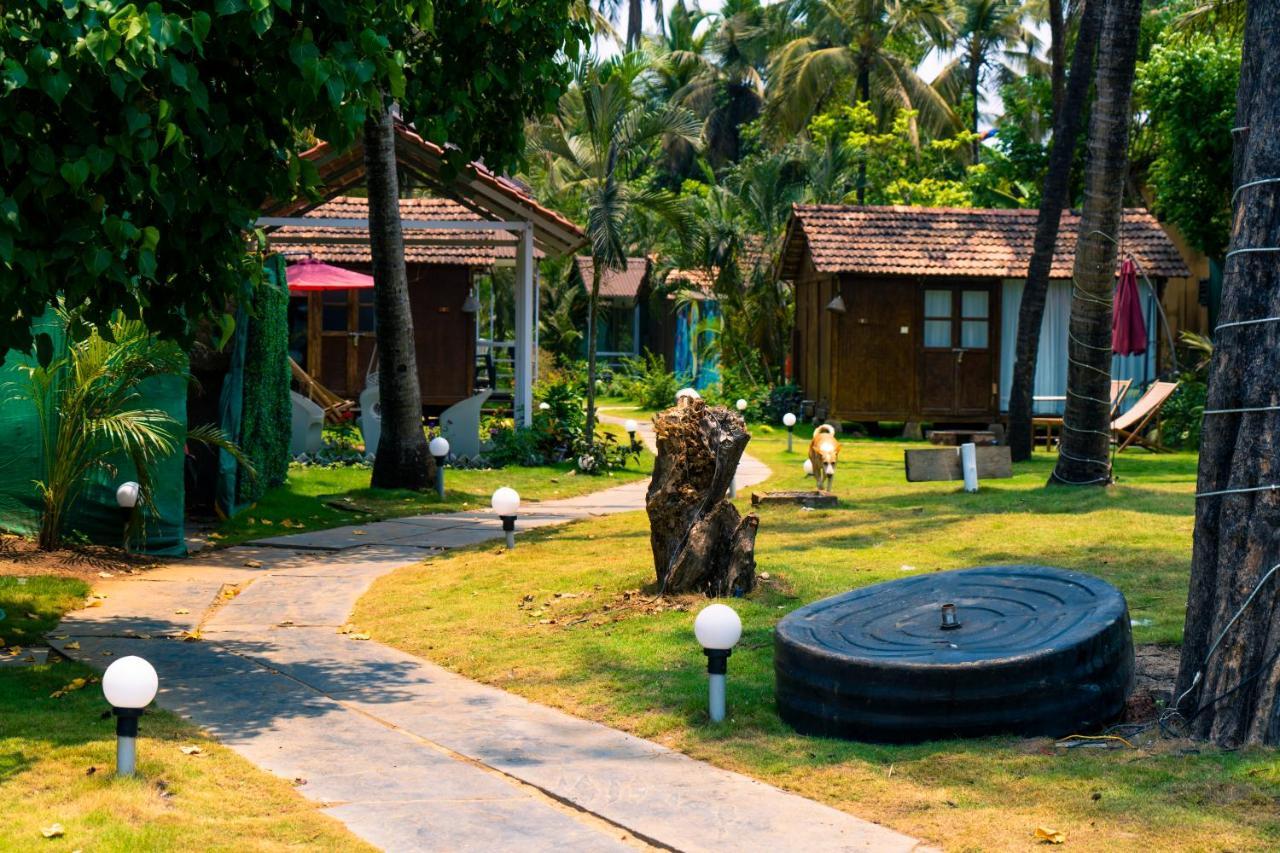 Village Susegat Beach Resort Morjim Exteriör bild