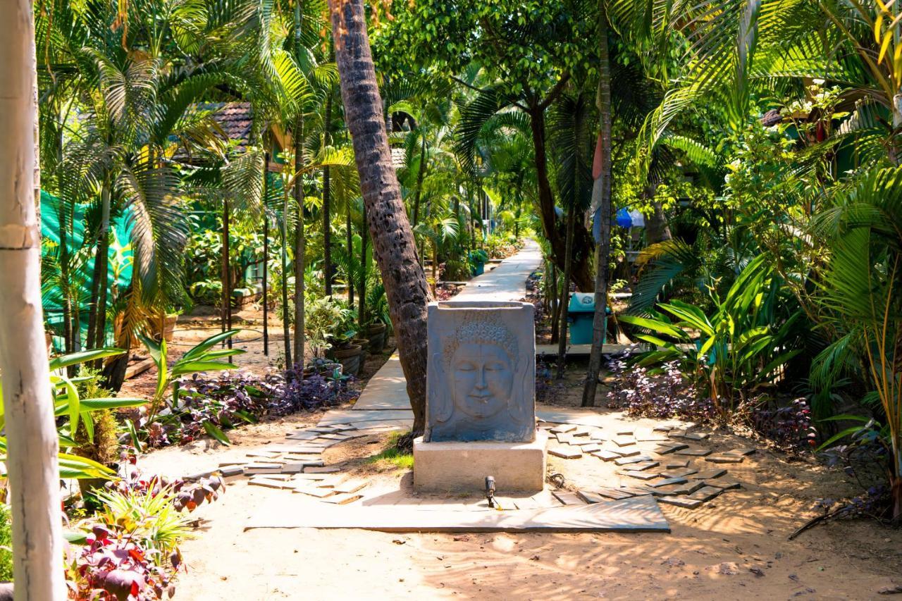 Village Susegat Beach Resort Morjim Exteriör bild