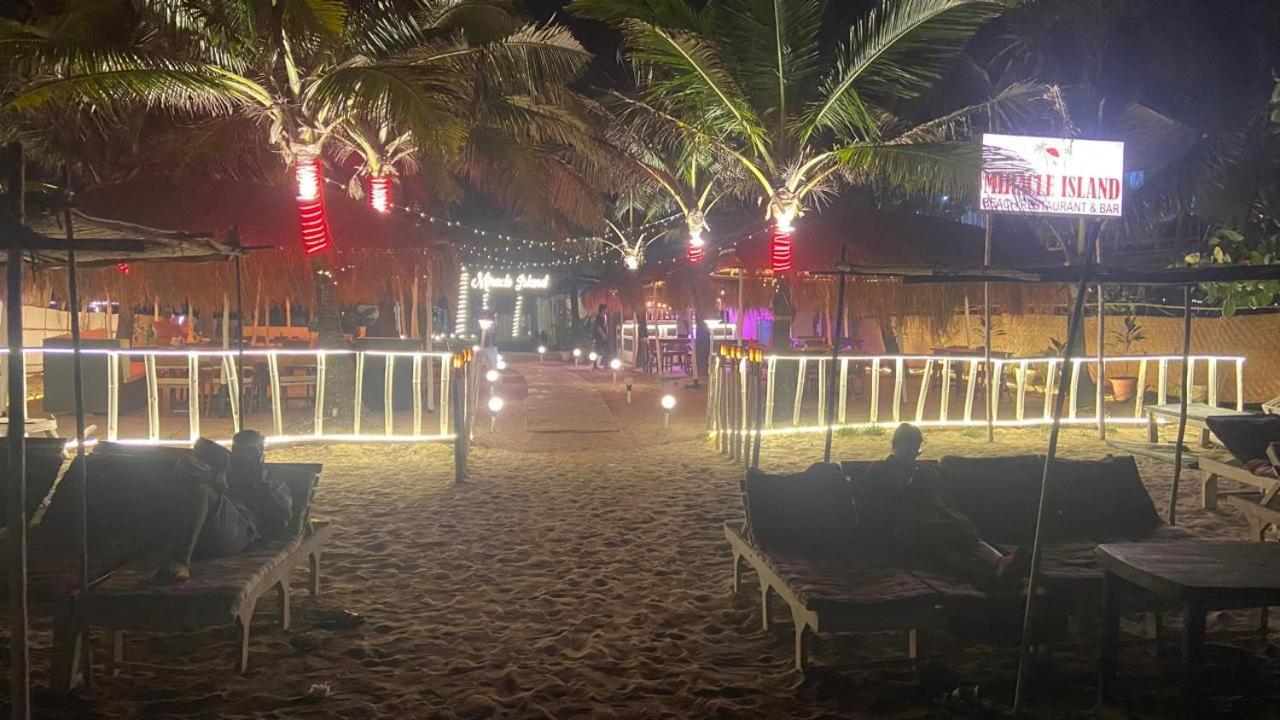 Village Susegat Beach Resort Morjim Exteriör bild
